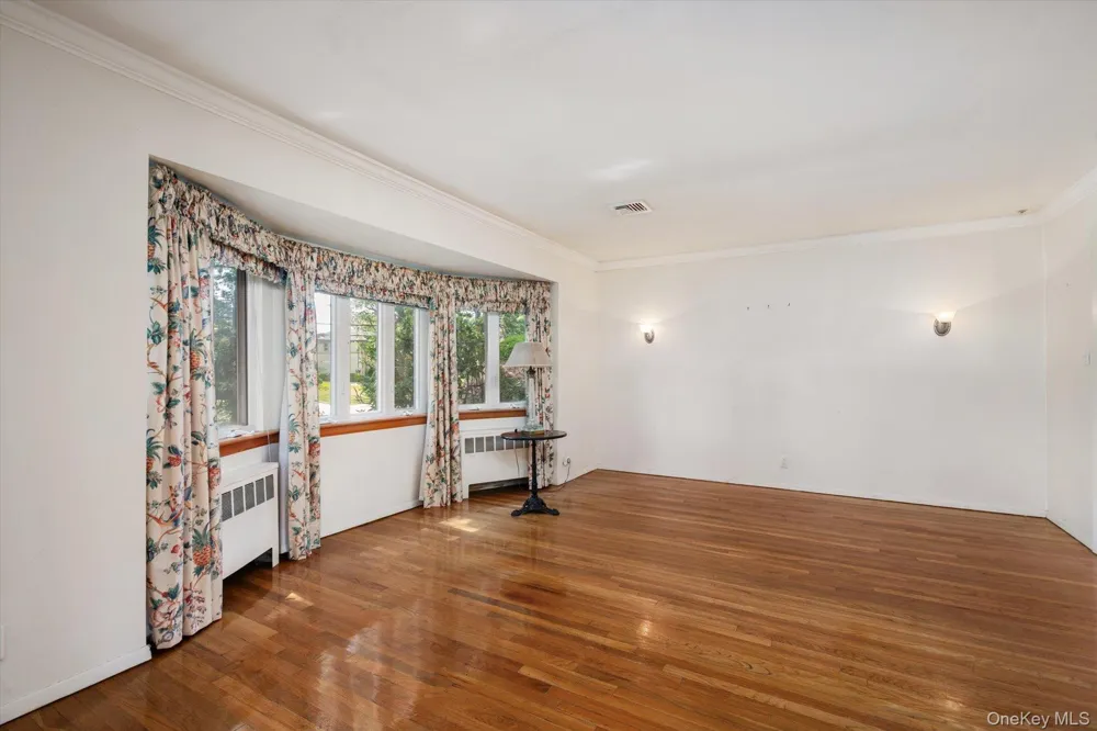 131 Stratford Roslyn Heights, NY 11577