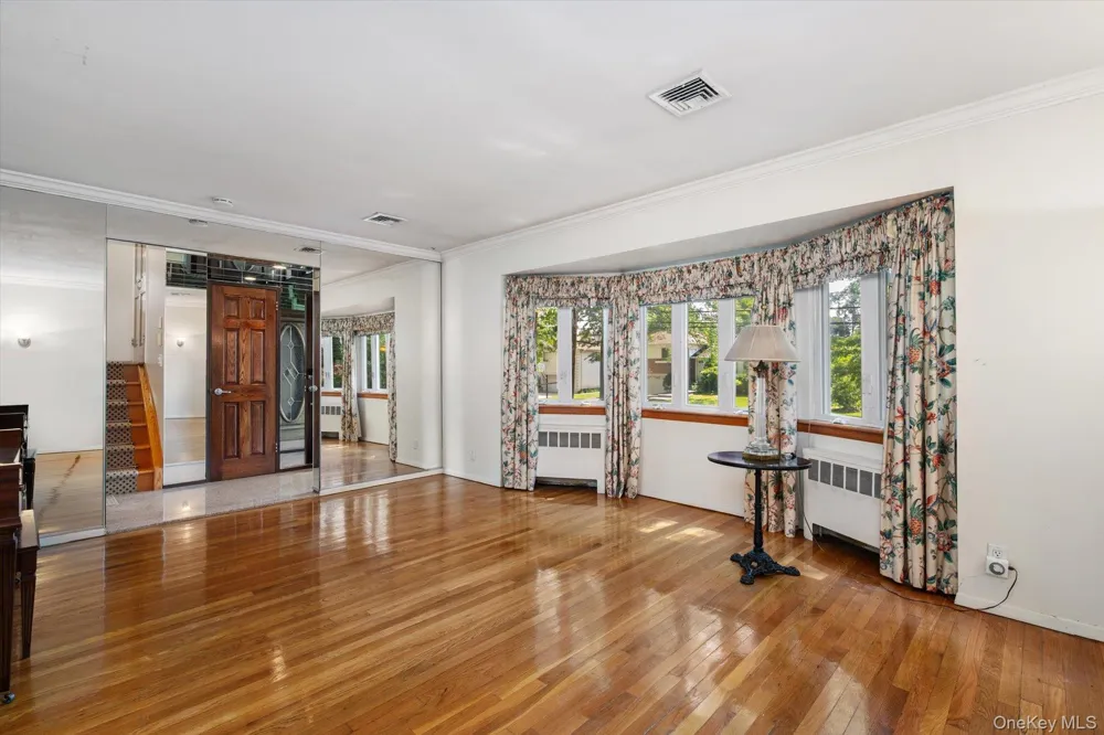 131 Stratford Roslyn Heights, NY 11577