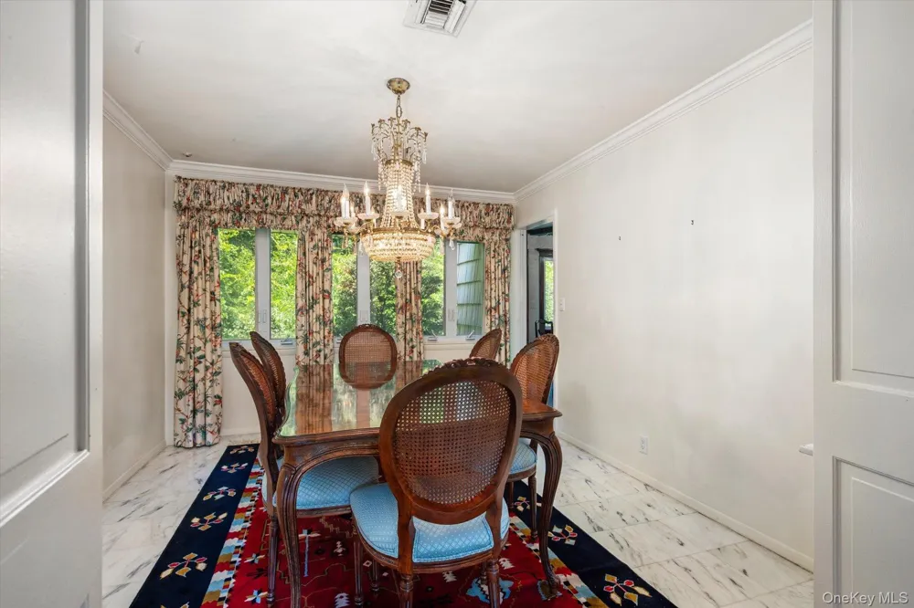 131 Stratford Roslyn Heights, NY 11577