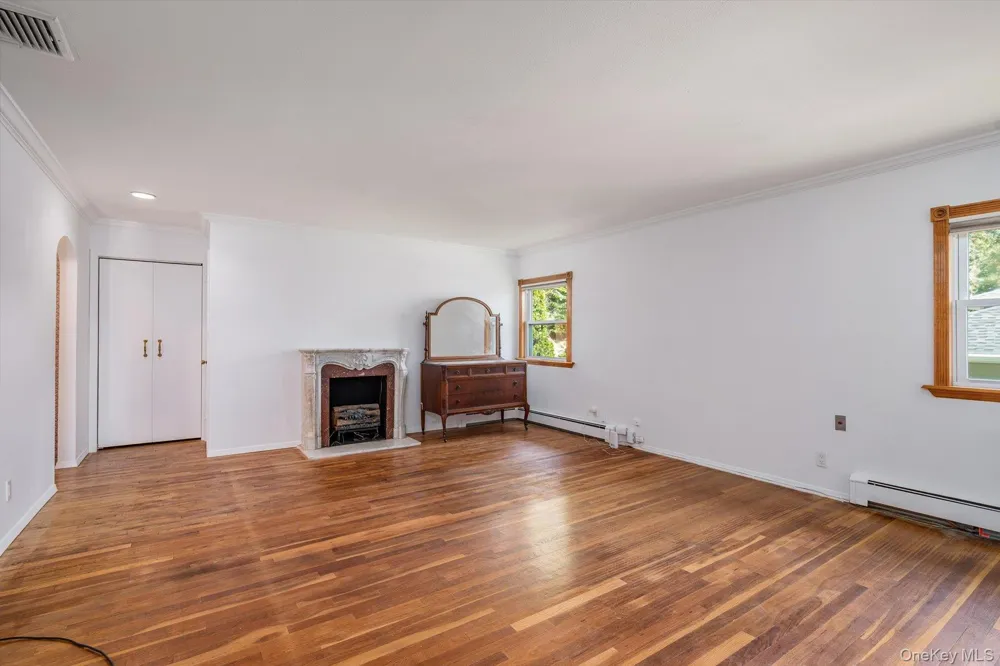 131 Stratford Roslyn Heights, NY 11577