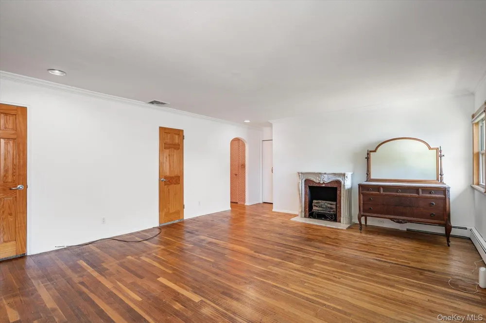 131 Stratford Roslyn Heights, NY 11577