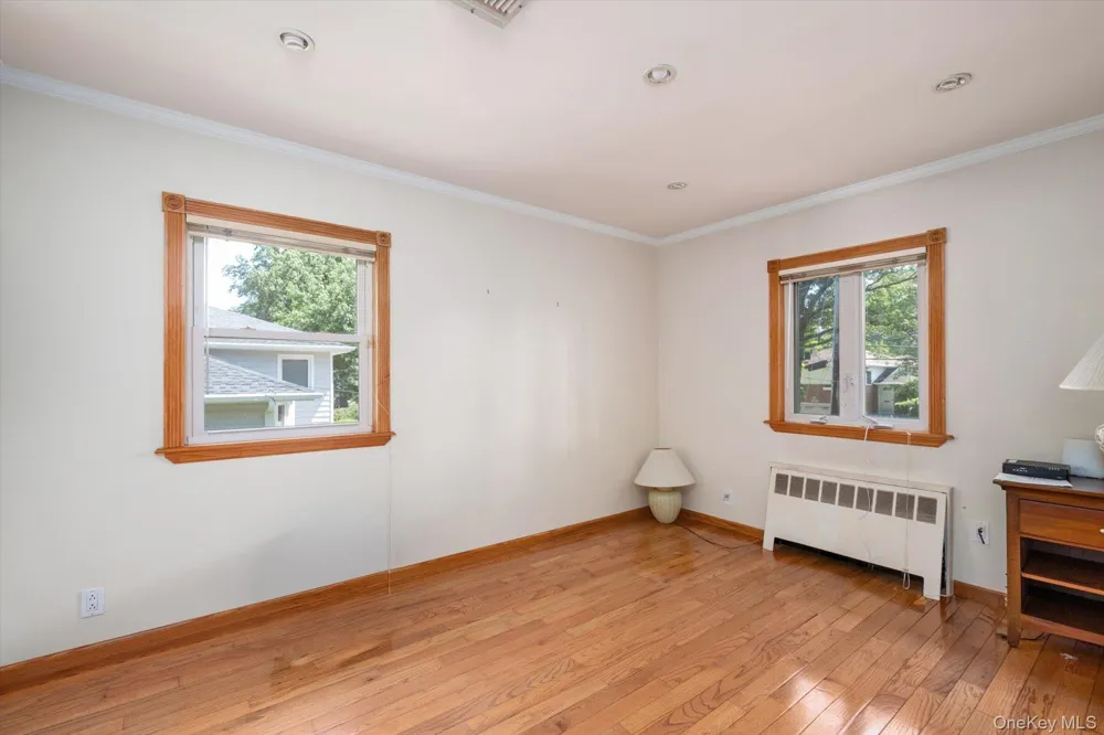 131 Stratford Roslyn Heights, NY 11577