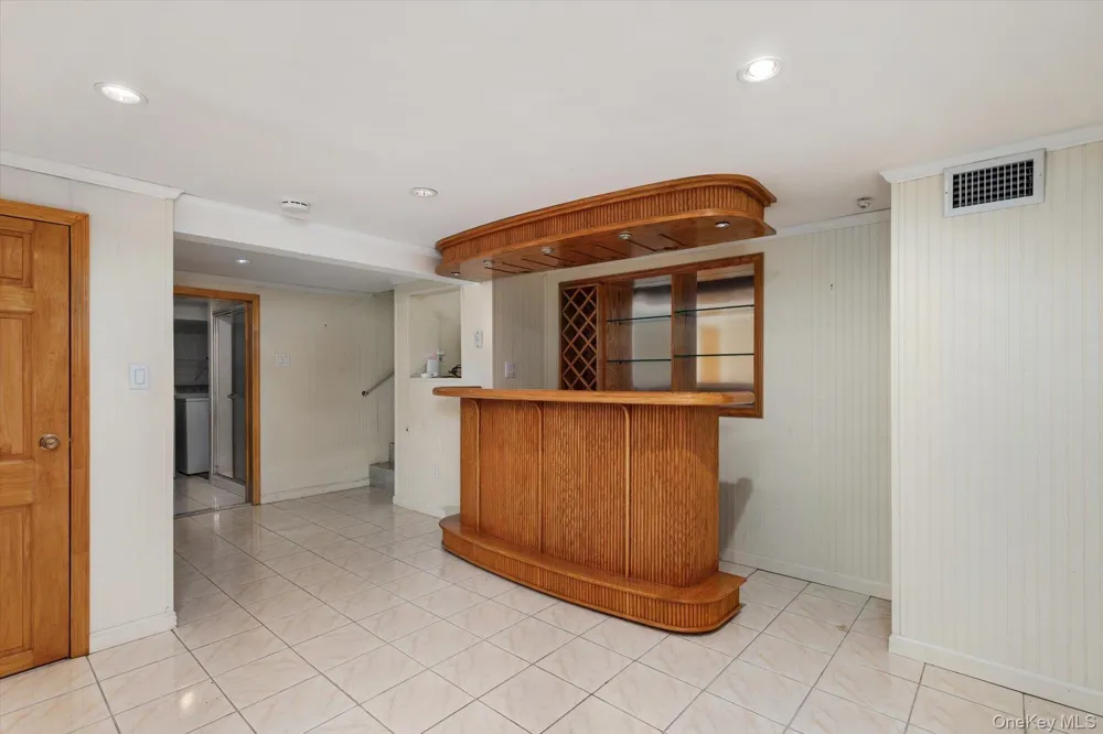131 Stratford Roslyn Heights, NY 11577