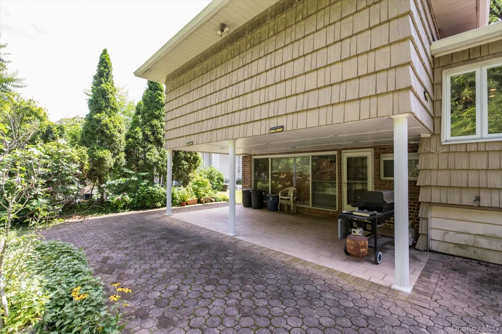 131 Stratford Roslyn Heights, NY 11577