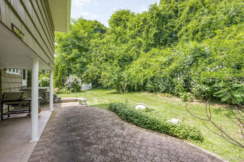 131 Stratford Roslyn Heights, NY 11577