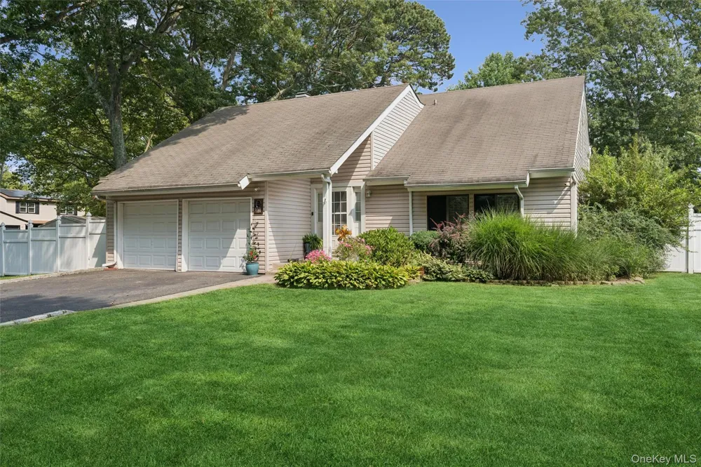27 Sugarbush Lane Coram, NY 11727