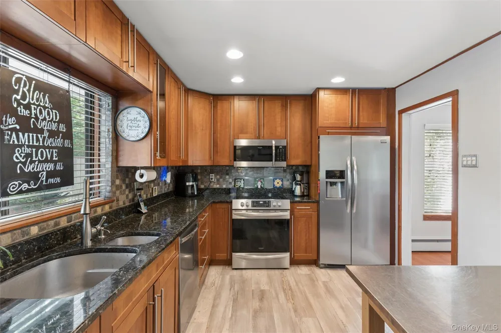 27 Sugarbush Lane Coram, NY 11727