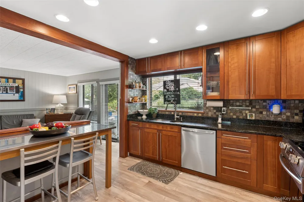 27 Sugarbush Lane Coram, NY 11727