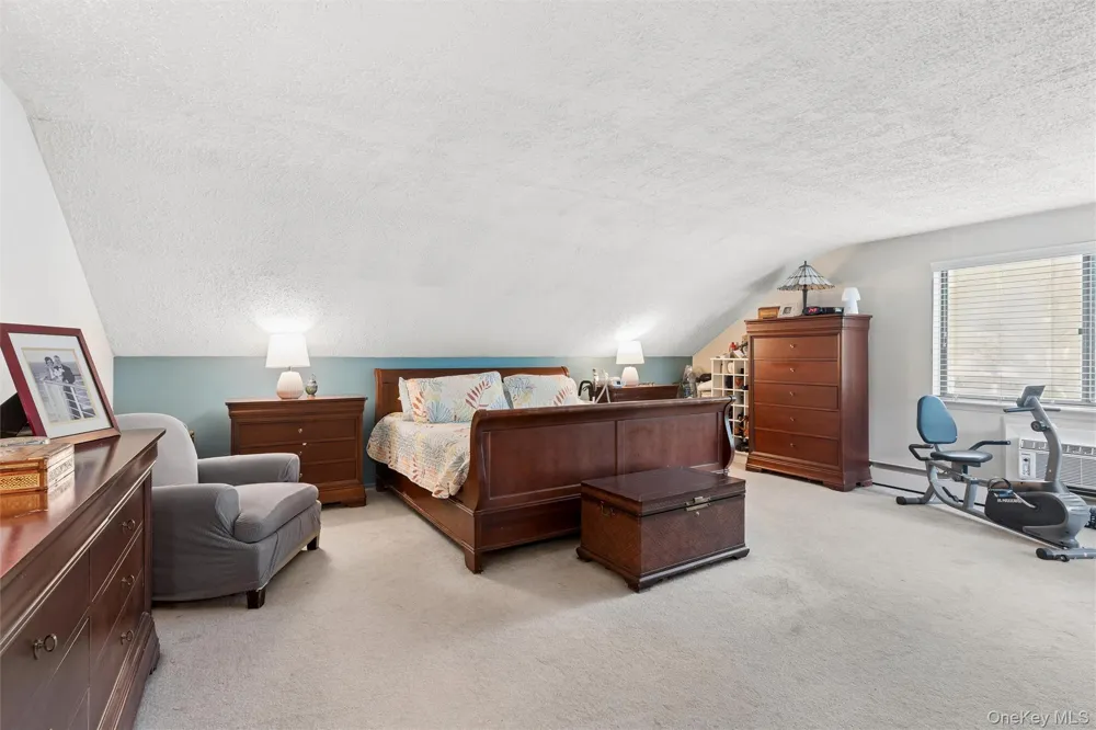 27 Sugarbush Lane Coram, NY 11727