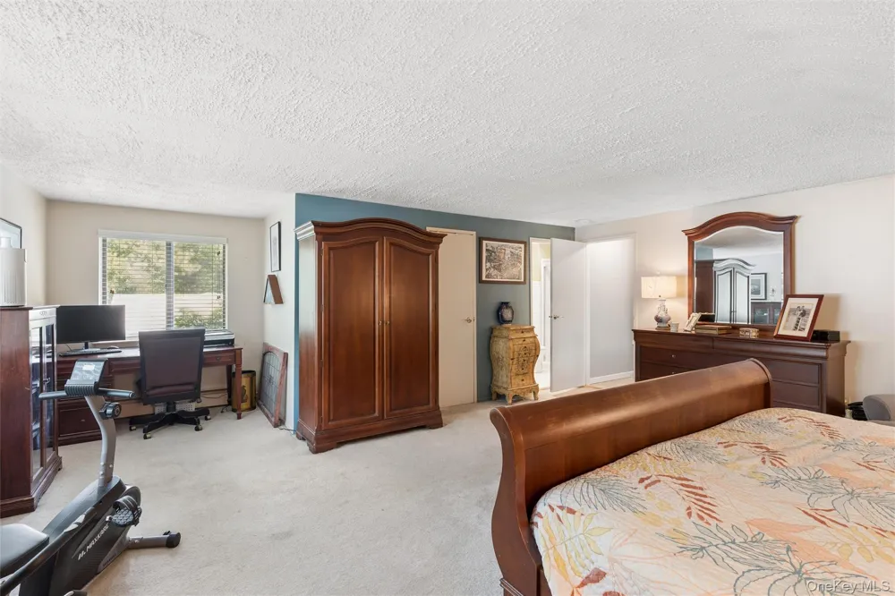 27 Sugarbush Lane Coram, NY 11727