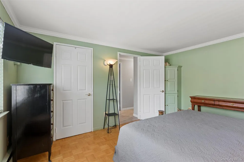 27 Sugarbush Lane Coram, NY 11727