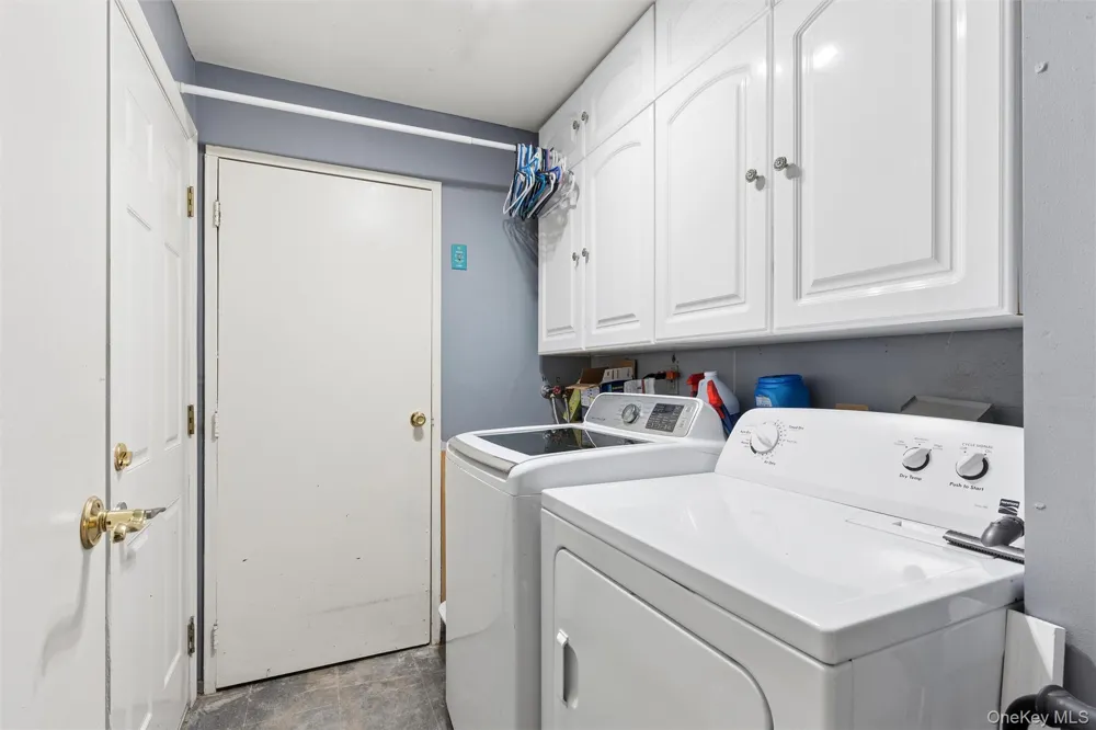 27 Sugarbush Lane Coram, NY 11727