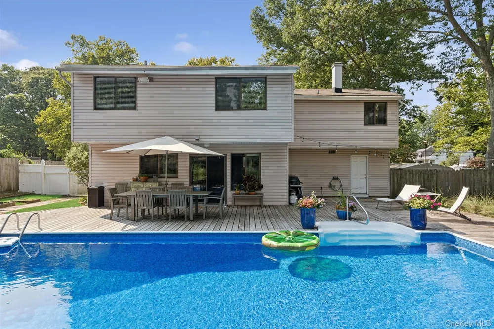 27 Sugarbush Lane Coram, NY 11727