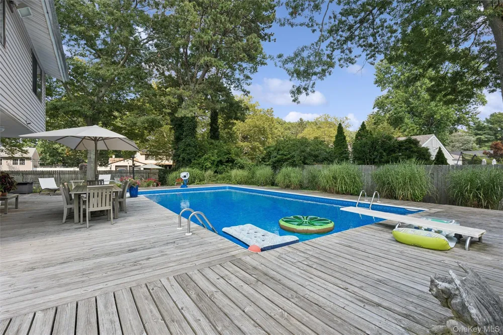 27 Sugarbush Lane Coram, NY 11727