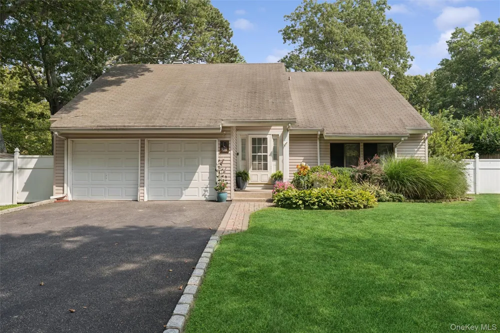 27 Sugarbush Lane Coram, NY 11727