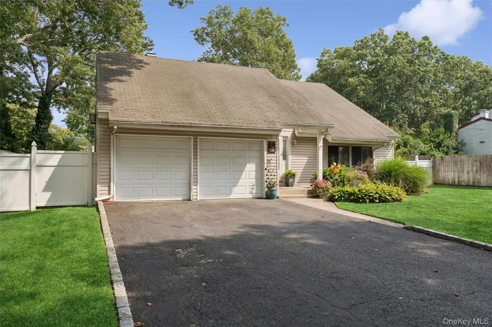 27 Sugarbush Lane Coram, NY 11727