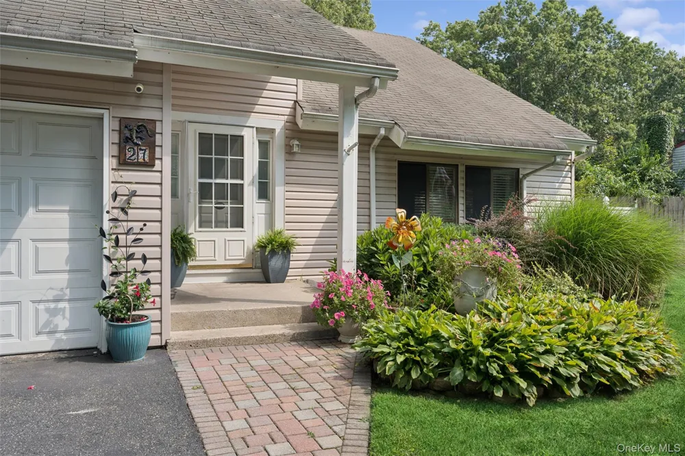 27 Sugarbush Lane Coram, NY 11727