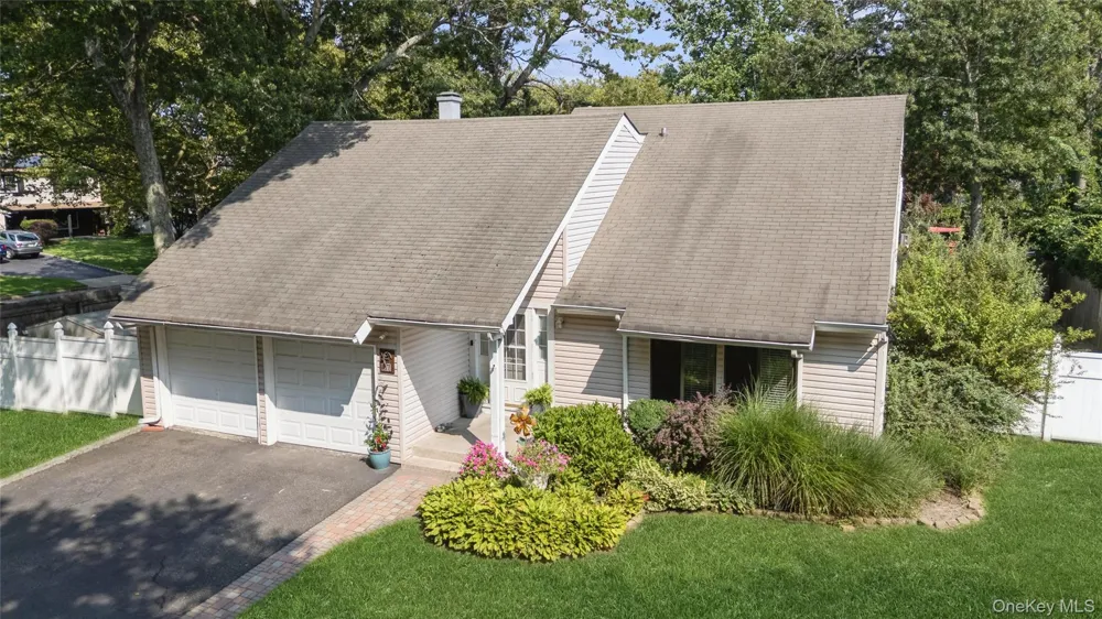 27 Sugarbush Lane Coram, NY 11727