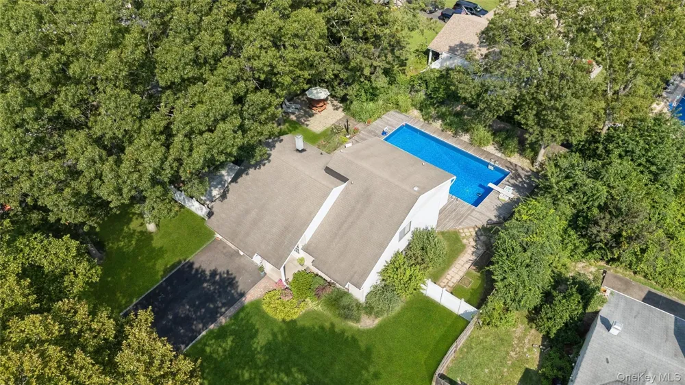 27 Sugarbush Lane Coram, NY 11727