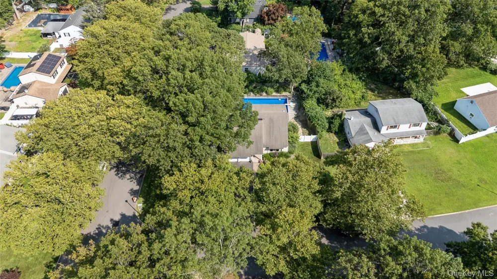 27 Sugarbush Lane Coram, NY 11727