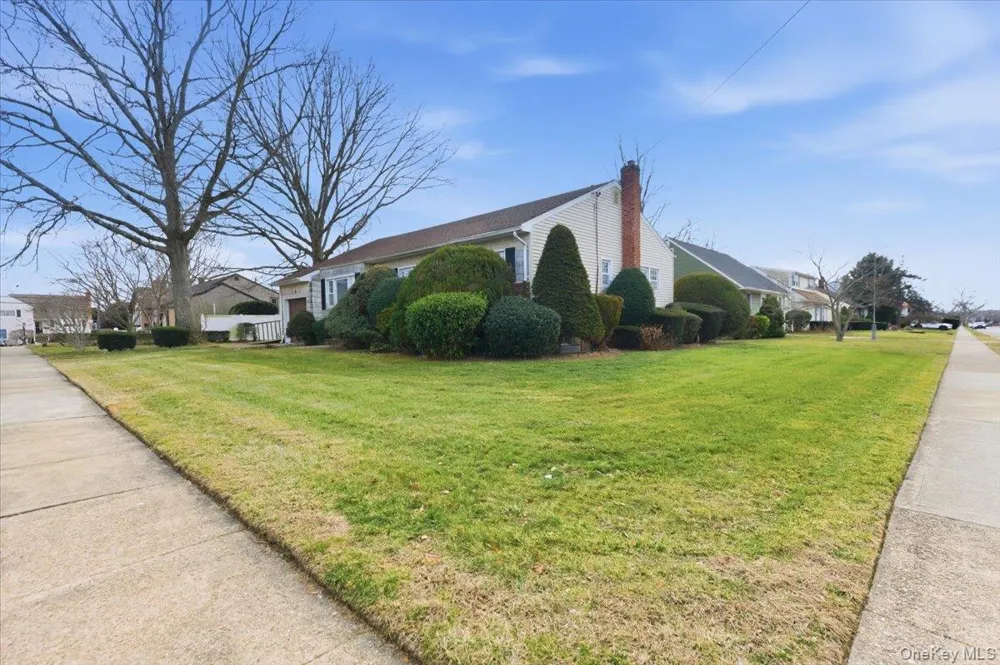 2 McLeod Street Massapequa Park, NY 11762