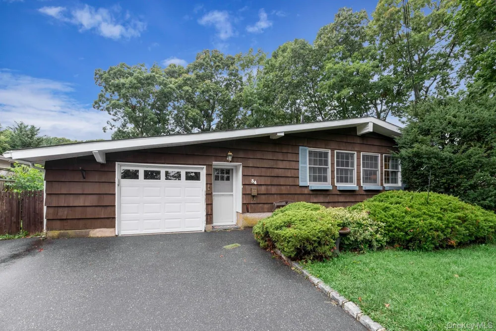 34 Crestwood Lane Lake Ronkonkoma, NY 11779