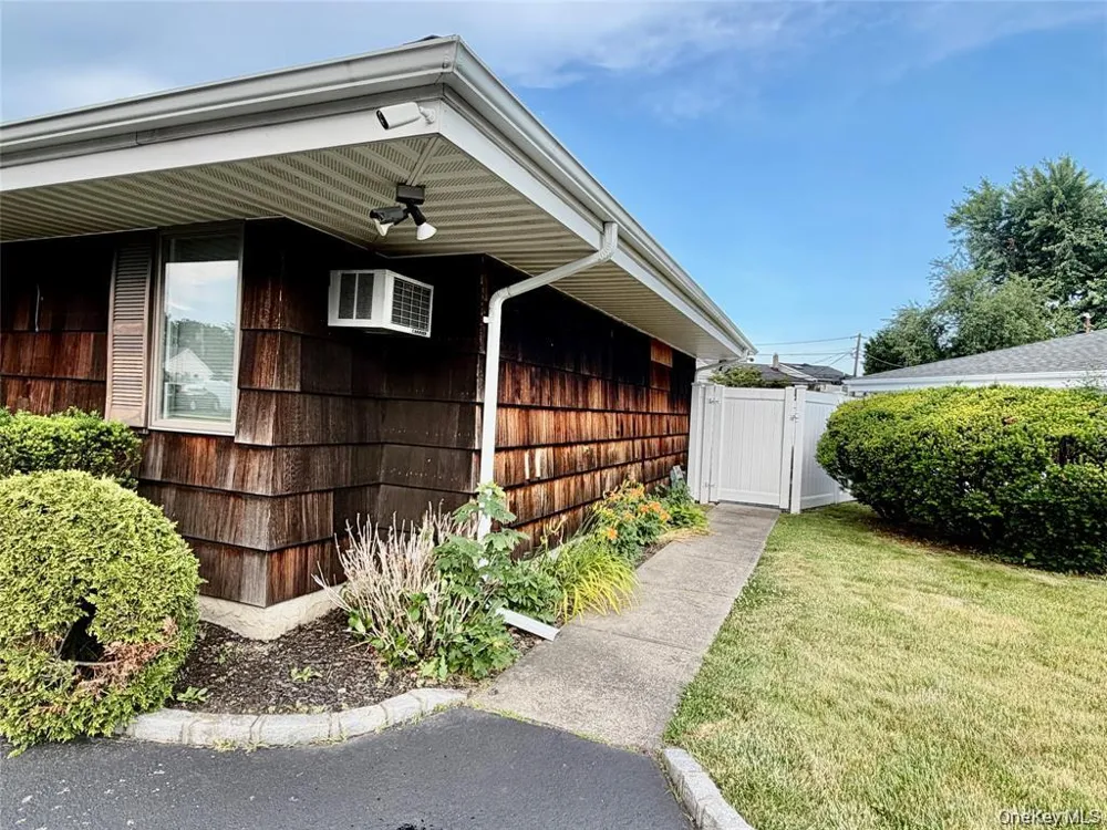 89 Bruce Avenue Hicksville, NY 11801