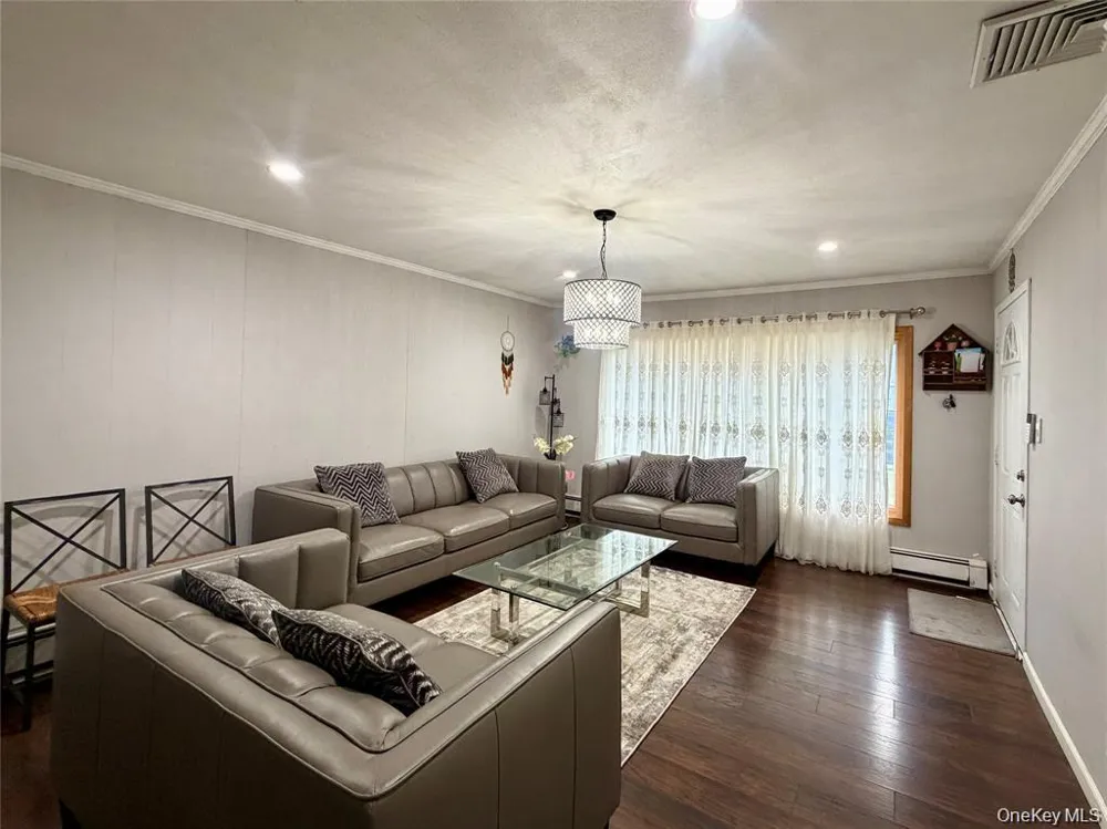 89 Bruce Avenue Hicksville, NY 11801
