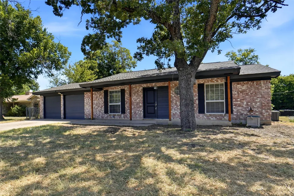 129 Mountain View Drive Azle, TX 76020