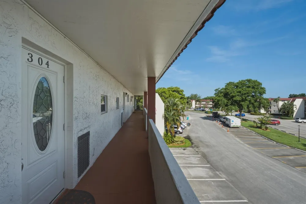 9420 S HOLLYBROOK LAKE DRIVE #304 Pembroke Pines, FL 33025