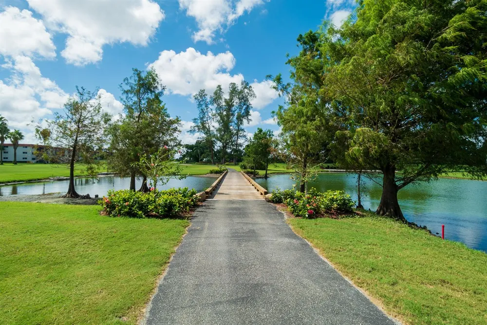 9420 S HOLLYBROOK LAKE DRIVE #304 Pembroke Pines, FL 33025