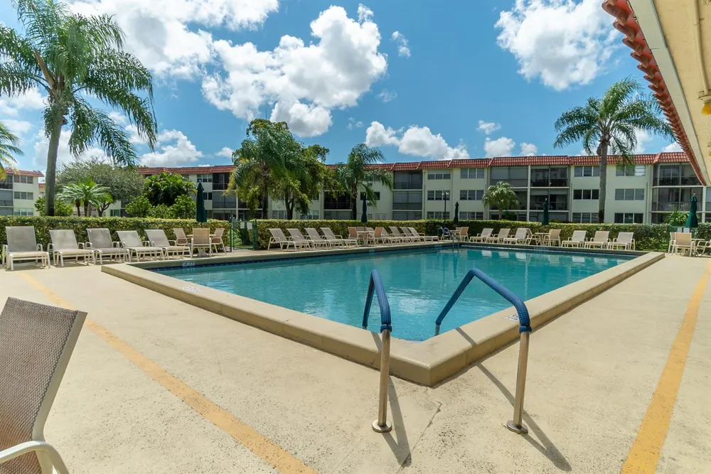 9420 S HOLLYBROOK LAKE DRIVE #304 Pembroke Pines, FL 33025