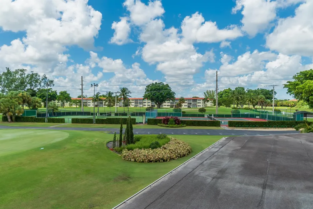 9420 S HOLLYBROOK LAKE DRIVE #304 Pembroke Pines, FL 33025
