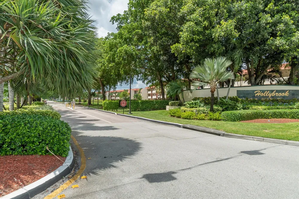 9420 S HOLLYBROOK LAKE DRIVE #304 Pembroke Pines, FL 33025