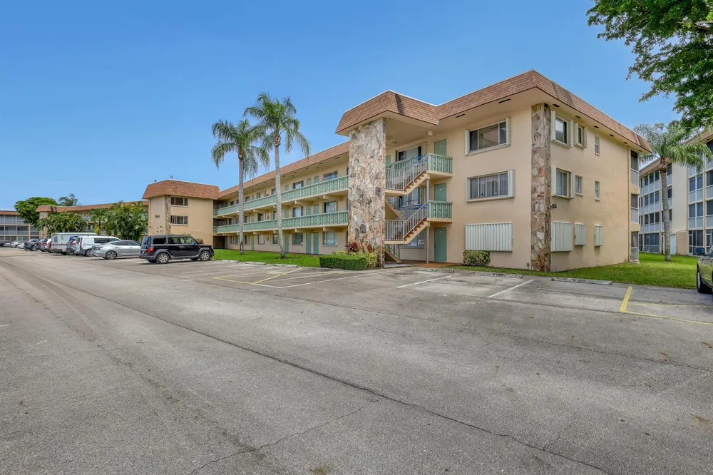 400 VILLAGE GREEN CIRCLE W #117 Palm Springs, FL 33461