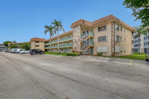 400 VILLAGE GREEN CIRCLE W #117