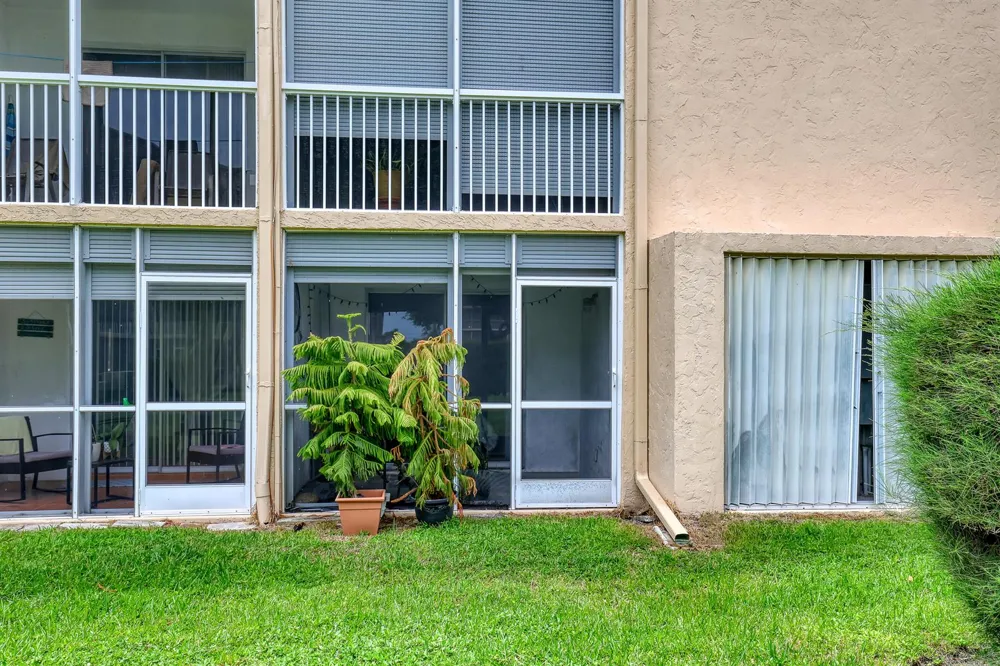 400 VILLAGE GREEN CIRCLE W #117 Palm Springs, FL 33461