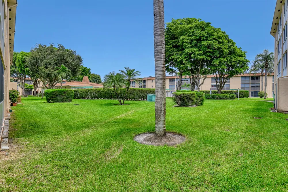400 VILLAGE GREEN CIRCLE W #117 Palm Springs, FL 33461