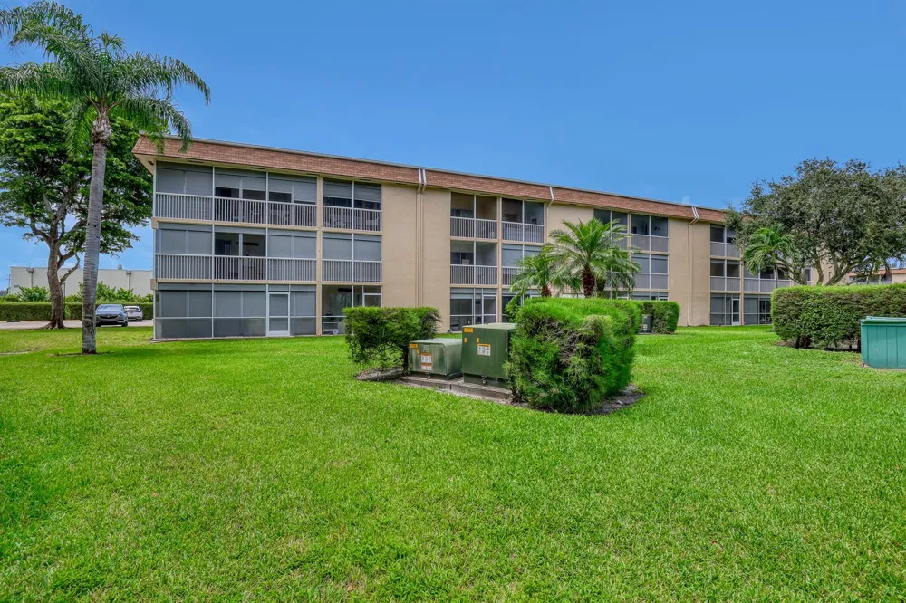 400 VILLAGE GREEN CIRCLE W #117 Palm Springs, FL 33461