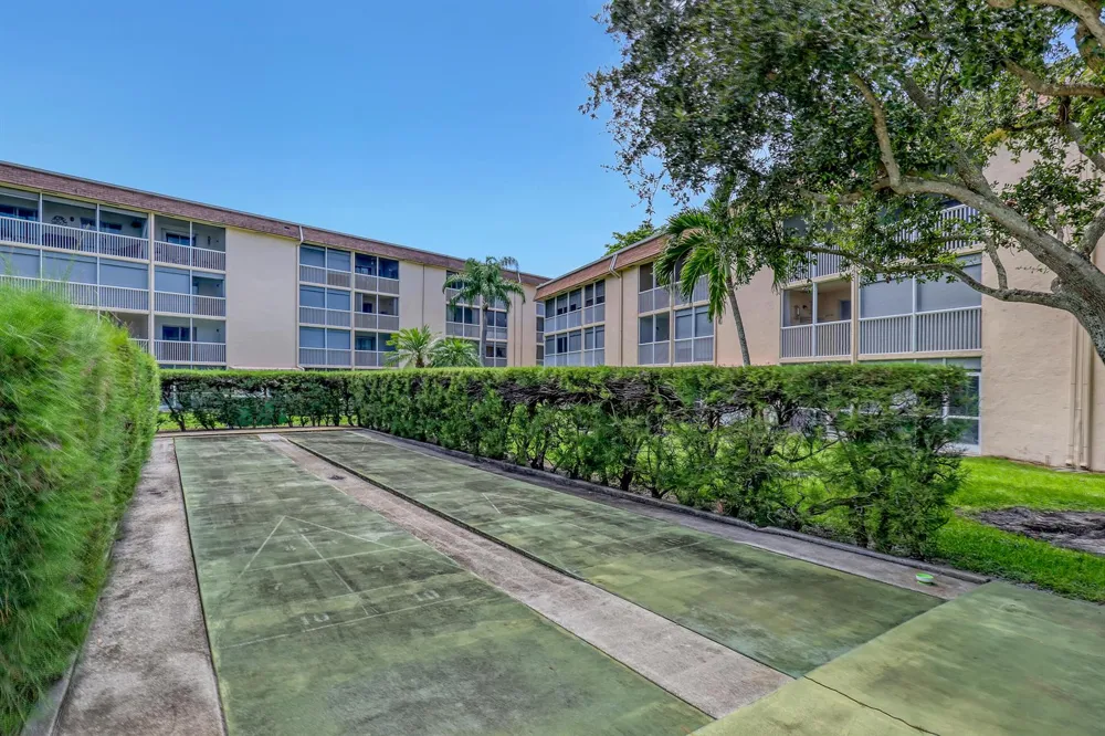400 VILLAGE GREEN CIRCLE W #117 Palm Springs, FL 33461