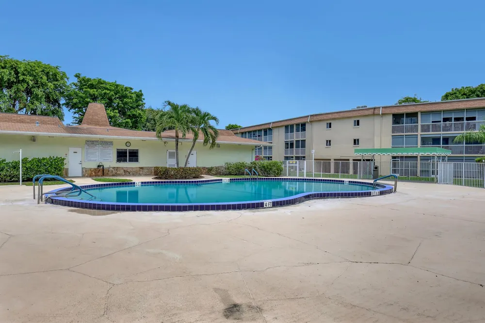 400 VILLAGE GREEN CIRCLE W #117 Palm Springs, FL 33461