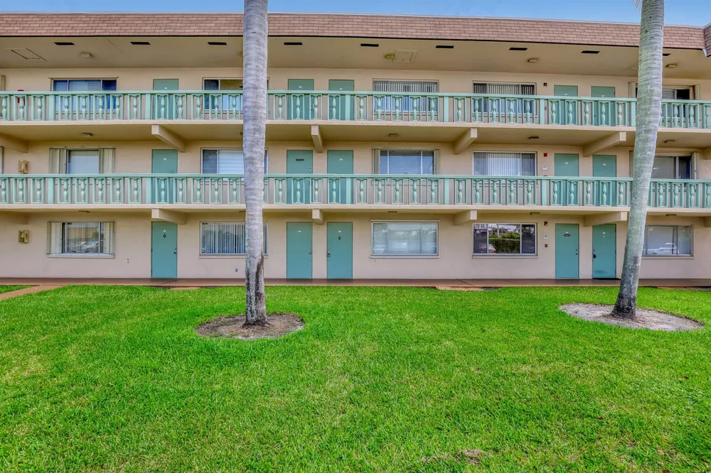 400 VILLAGE GREEN CIRCLE W #117 Palm Springs, FL 33461