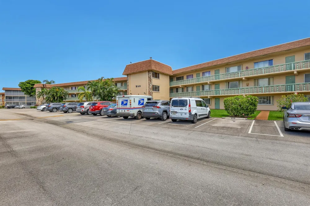 400 VILLAGE GREEN CIRCLE W #117 Palm Springs, FL 33461