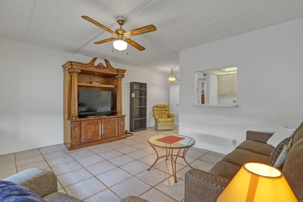400 VILLAGE GREEN CIRCLE W #117 Palm Springs, FL 33461