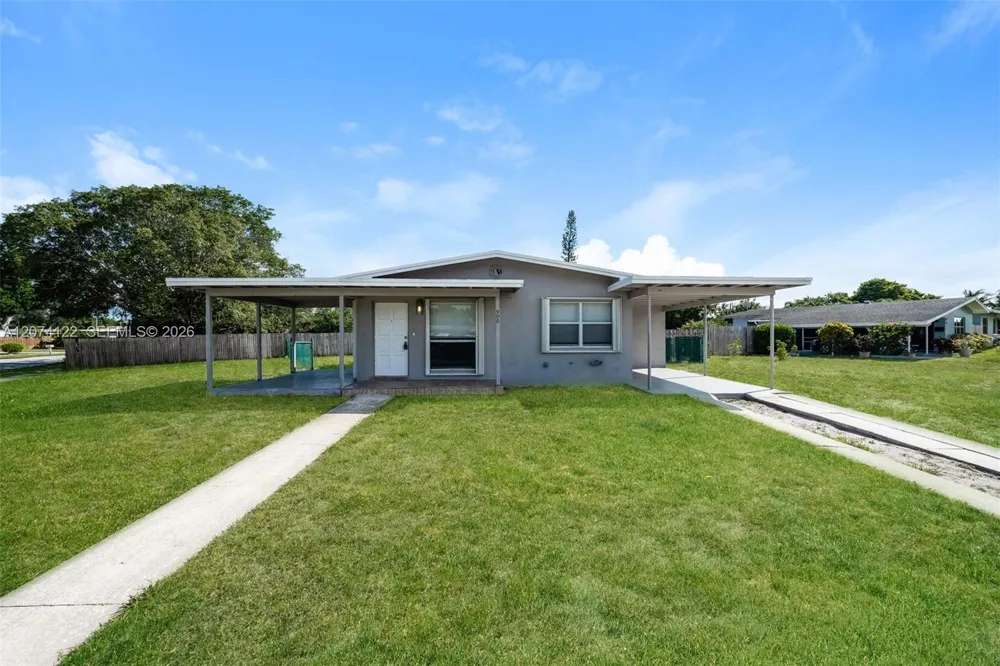 900 W Bloxham St Lantana, FL 33462