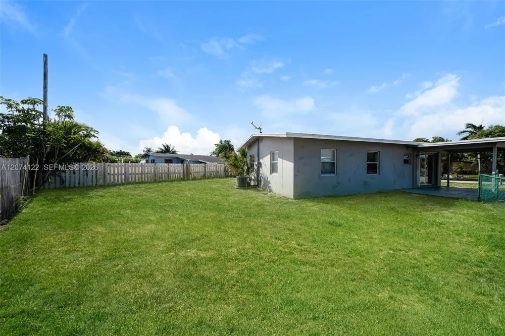 900 W Bloxham St Lantana, FL 33462