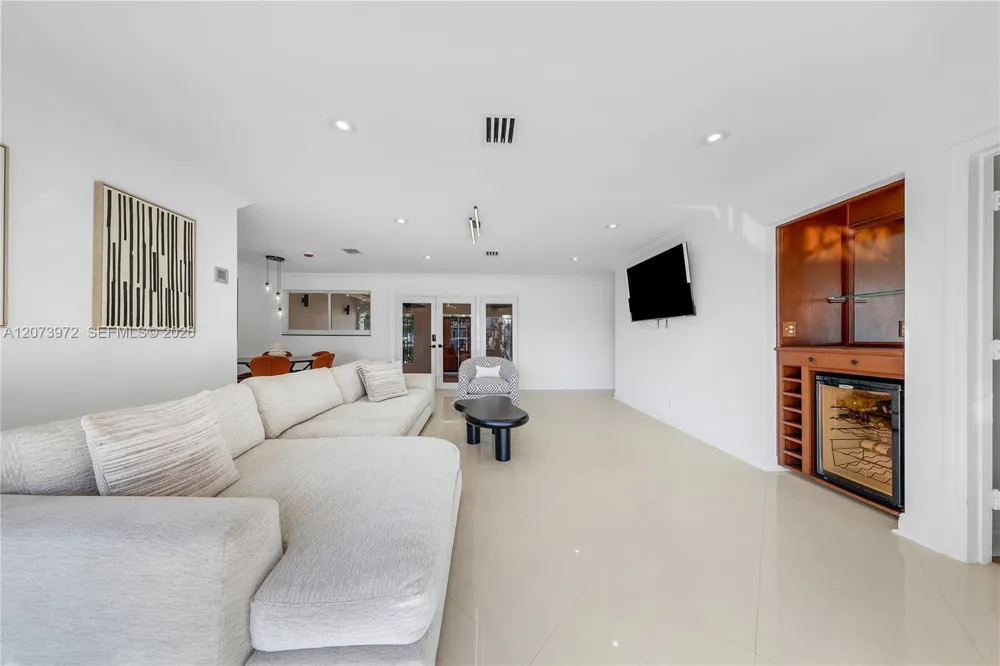 800 SE 3rd Ter Pompano Beach, FL 33060
