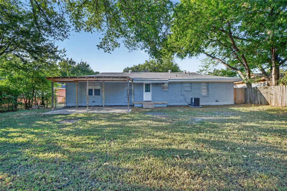 5016 Sabelle Lane Haltom City, TX 76117