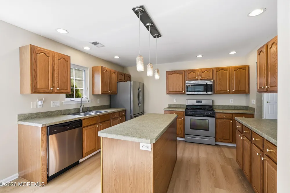 9 Sandhurst Road Lakewood, NJ 08701