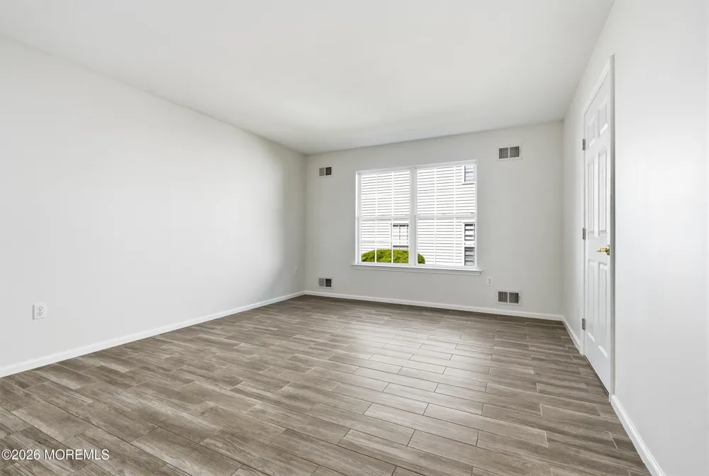 9 Sandhurst Road Lakewood, NJ 08701